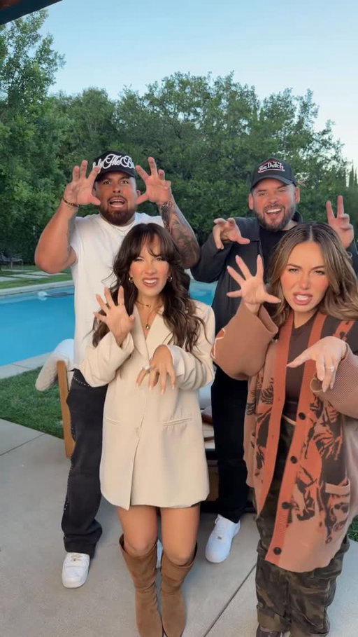 Si ya saben cómo somos para que los invitan 😎💃🕺

Stay tuned for Mondays episode with our favorite @chiquis ❤️

#atoasttolifepodcast