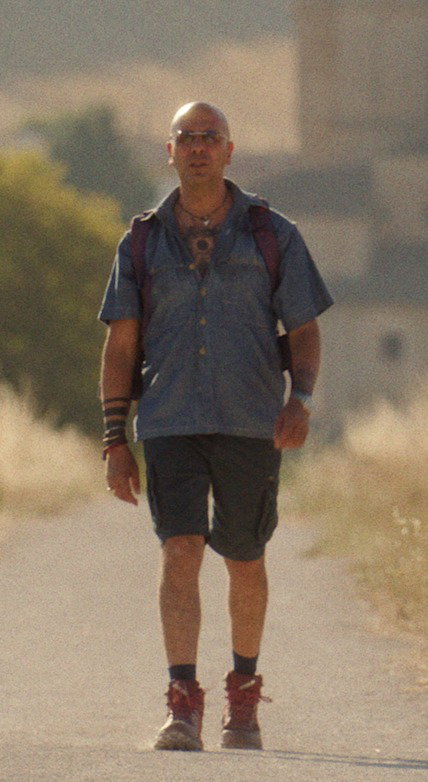 Il cammino è appena cominciato e Checco non sembra partito nel migliore dei modi.
Buen Camino di Checco Zalone è ora disponibile su Netflix.