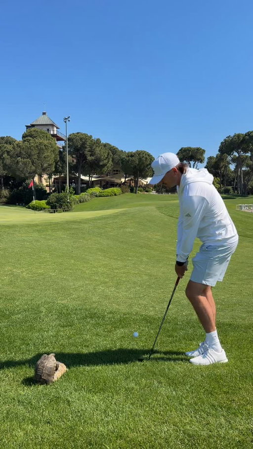 Just a couple guys trying to get it in the hole…. 
•
How am I suppose to chip with that going on, Doug 🐢 #golf