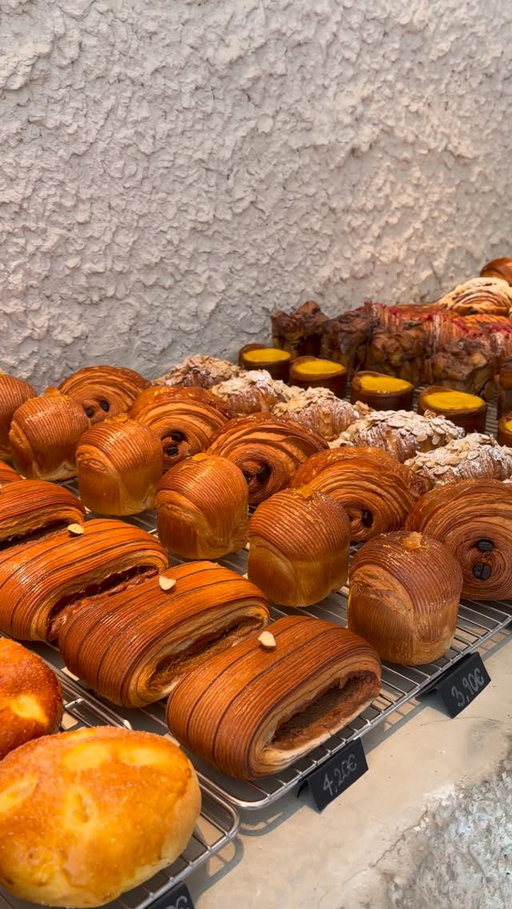Ep. 1 of Madrid-maxing 🥐🍓🧁 today we’re trying @obrarmadrid 

#madrid #studyabroad #madrideats #collegestudent #bakery