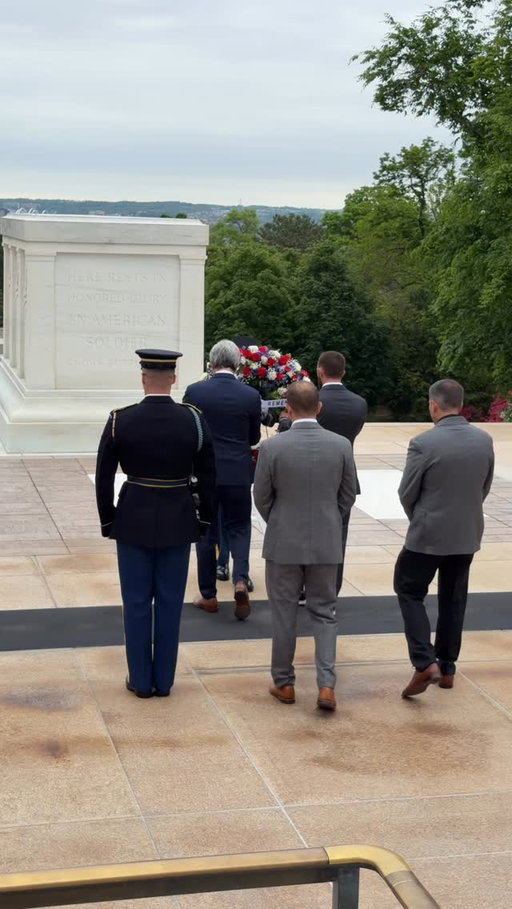 Honoring those that paid the ultimate sacrifice. 

Defending Coca-Cola 600 winner @rosschastain lays a wreath at the Tomb of the Unknown Soldier. 🇺🇸
