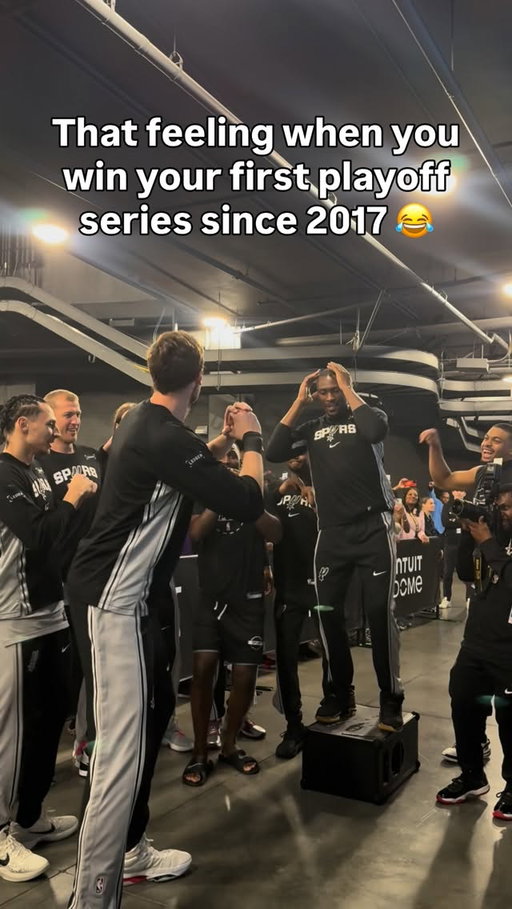Everybody in San Antonio doing the Luke Kornet today 😂
[via monicamanalo/TT]
