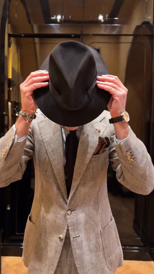 Apologies gentlemen, a few demanding days kept me away from social media. 

Back now with something for true connoisseurs: a beautiful herringbone in 100% linen, 400 grams of pure character. A cloth for those who understand substance, elegance, and the privilege of a generous wardrobe. Certain fabrics are not for everyone — and that is precisely their charm.

@rubinacci_official The Art of Tailoring 🪡 

#lucarubinacci #Rubinacci #Menswear #ItalianStyle #Sprezzatura Tailoring LinenSuit Herringbone LuxuryMenswear ClassicStyle