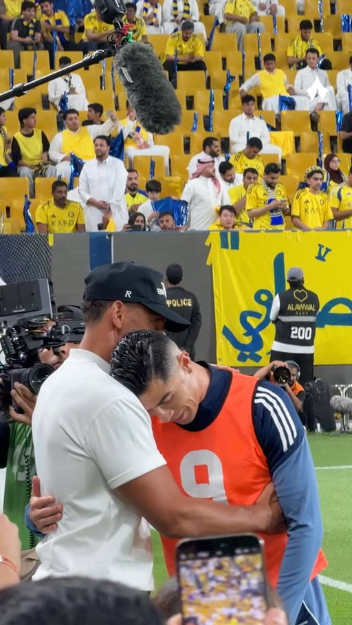 ⁨	أسطورتان 🐐⁩
