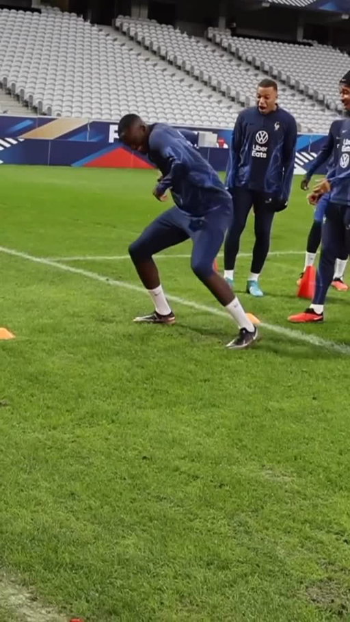 @ibrahimakonate passe en mode 𝑴𝑱’ pour la Journée internationale de la danse 🕺💙

On April 29, Ibrahima Konaté switches into MJ mode for International Dance Day!