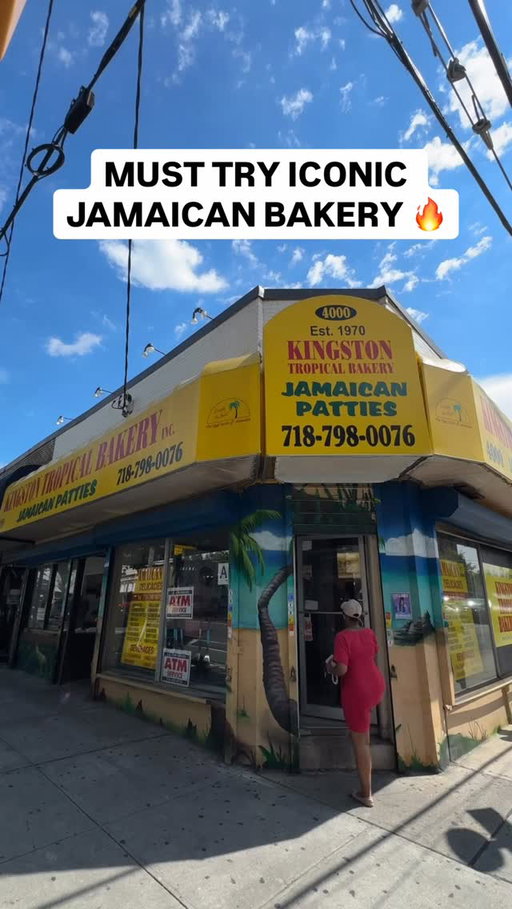 A true Bronx staple…this iconic Jamaican bakery serves up a $4 beef patty that tastes just like Jamaica 🇯🇲

📍Kingston Bakery 
4000 White Plains Road

#nyceats #cheapeats #jamaicanfood #asmr #nycfood