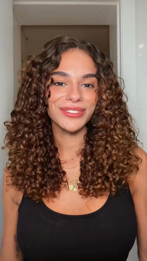 sorry mas não consigo fazer parte do clube das divas que não finalizam, sou do clube da “finalização mais ou menos” 🫶🏼
ps: enquanto meu cabelo secava eu prendi e soltei várias vezes, geralmente ele fica um pouco mais definido que isso.
.
.
.
#cabelocacheado #finalização #cachos