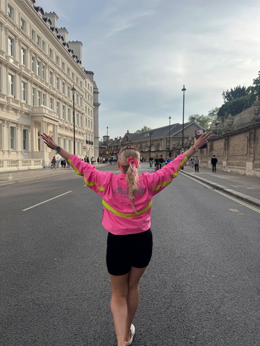 A big old London Marathon recap 🏃🏼‍♀️
1. En route to the bar to celebrate 🍾 
2. Strava time was 5h19 for LONGER than a marathon 😅 chip time was 5:27 🏃🏼‍♀️ 
3. Tower Bridge baby!!!! Time of my life on here 
4. Loved having my Mumma on my top 💗 
5. £11,000 raised for @breastcancernow - speechless 😮 
6. my mantra 💭
7. got the same medal as a sub 2 hour world record holder 🏅
8. the best support team ever ❤️ 
9. mid run posing 👱🏼‍♀️ 
10 & 11. working the cameras en route, you could not wipe that smile off my face 😁 
12. the signs at London Mara are just too good 
13. 26.2 miles ran and I’m still dancing 🕺
14&15. more supportive pals 🫶🏼 
16. mile 13 having the best time 
17. just a few of my runs from training block - never under estimate the training 😅 
18&19. my internet besties being my greatest support network, will cherish these messages and all the others I got forever, truly so grateful ❤️ 
20. time for a margaritaaaaa to celebrate 🍸