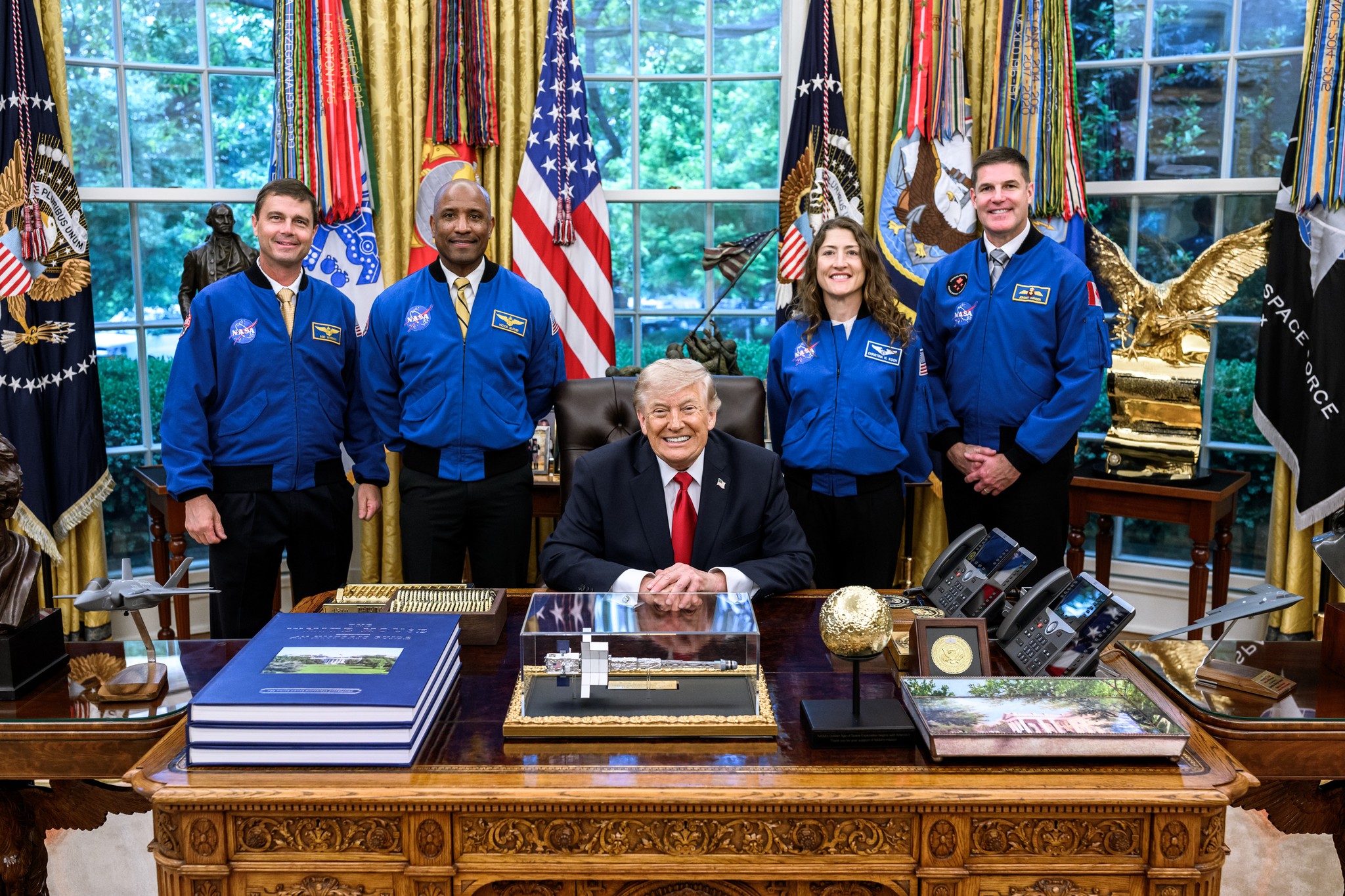 AMERICAN HEROES! 🇺🇸🚀

President Trump welcomes the incredible Artemis II astronauts to the Oval Office after their historic trip around the Moon, an epic moment for our nation!
