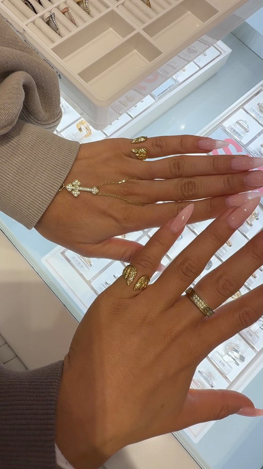 bffs 4ever 🪽🪽 

#bffrings #matchingrings #bestie #girls #matchingpinkyrings