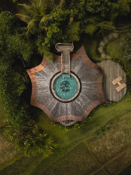 pov: your bamboo villa comes with an elevator…🤯

📍 Octopus House @veluvanabali 

Skillfully crafted entirely of bamboo, completely open to the outdoors, with an elevator to a private rooftop pool… this unique villa will make you never want to leave 😍

If you’re planning to visit Bali this year make sure you add Sidemen, Karangasem to your list. This area is our favorite and is full of nature, culture and some of the most beautiful bamboo houses just like this one 🌿

Tag someone you want to spend the weekend here with and follow @tripseatravellers for more unique stays 🫶

#uniquestays #bali #bamboohouse #veluvanabali #beautifulhotels