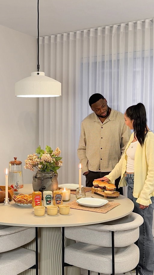 Date surprise pour mon amoureux, parce qu’il le mérite tellement !! 😌

Je lui ai préparé un repas qu’il aime beaucoup : des hamburgers, avec les nouvelles Sauce Style Mayonnaise @heinz_ca ! 

❤️ Burger à la dinde avec la sauce Piri Piri
💛 Burger au bœuf avec la sauce Moutarde Fumée
💚 Burger au saumon avec la sauce Chimichurri

C’était tellement bon MIAMM, et ça m’a vraiment donné envie de continuer à lui organiser des petites dates surprises. 🫶🏼

#HEINZMAYO #pub