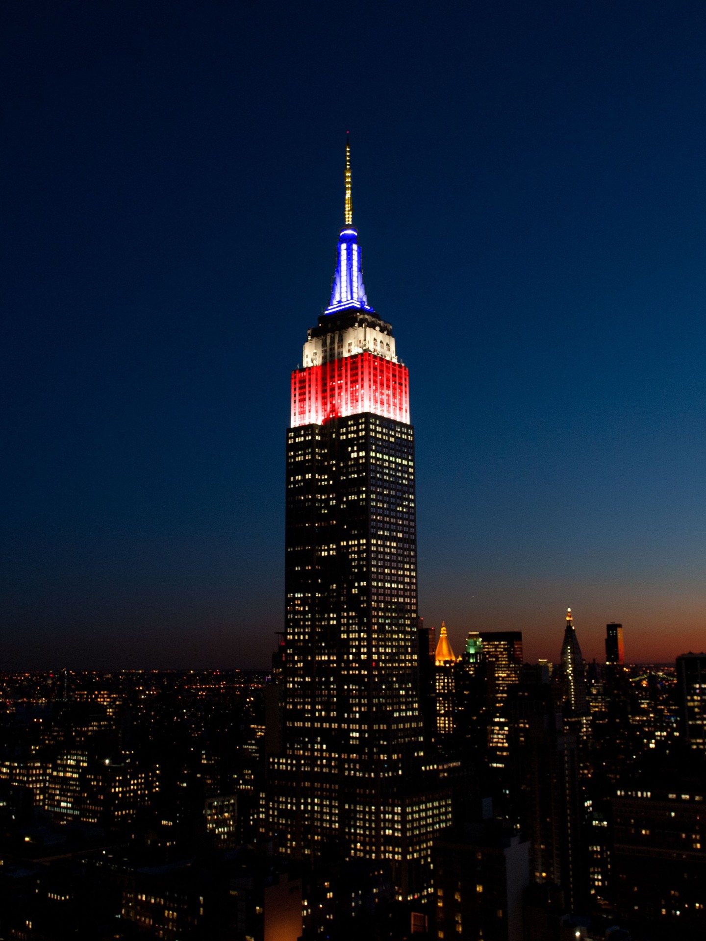 Tonight, the Empire State Building shines Red, White, Blue, and Gold in honor of Their Majesties King Charles III and Queen Camilla’s royal visit to New York.

Text CONNECT to 274-16 for real-time lighting alerts.
Comment “LIGHTS” to see them live.