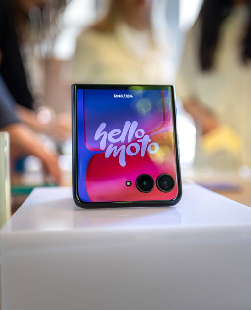 Motorola announced new Razr flip phones in addition to their new Razr Fold. The upgrades are minimal but the phones remain just as pretty.⁠
⁠
Photos I took on the Canon C50 (edited in Lightroom)