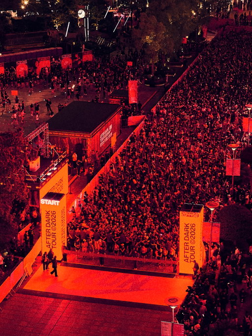 The After Dark Tour is officially back.

3,800 runners took over the streets of Shanghai on Saturday night to race the night away. Elite half marathoner Yin Xiaoyu and her sister Xiaobing were among the collective of runners chasing down the city’s iconic skyline.

In the words of Xiaoyu: “When my sister is beside me, no distance stands a chance.”

Don’t miss out on the next stop of the After Dark Tour. Sign up at the link in bio to get notified when registration opens in a city near you.

耐克女子夜跑全球赛正式回归！

上周六的夜，3800位女性跑者将上海街道跑为己有，一起把夜甩在身后。精英半马运动员殷晓雨和她的妹妹殷晓冰也并肩其中，携手冲线。

正如晓雨所说“有姐妹在侧，任何距离都不在话下。”

After Dark Tour下一站即将启程，切勿错过。点击主页链接，订阅赛事信息，第一时间获取你所在城市的报名通知。