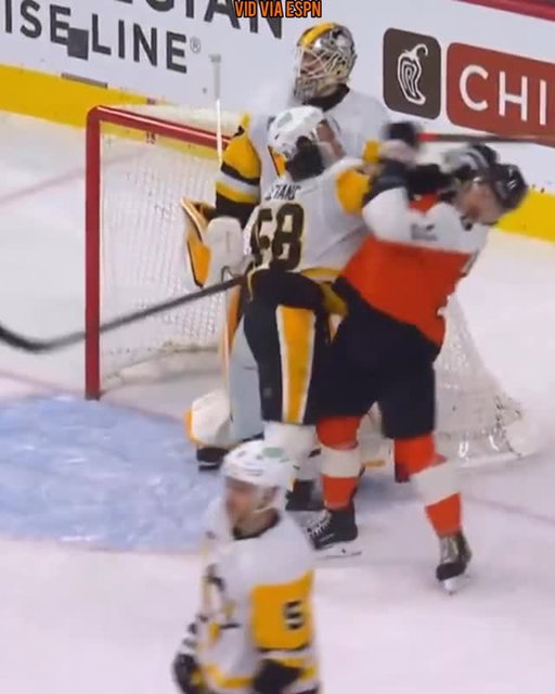 Kris Letang ➡️ Travis Konecny • #NHL #HFhits
#LetsGoPens 🆚 #LetsGoFlyers • 2026 APR 29
• Letang received a roughing minor 
vid via @espn