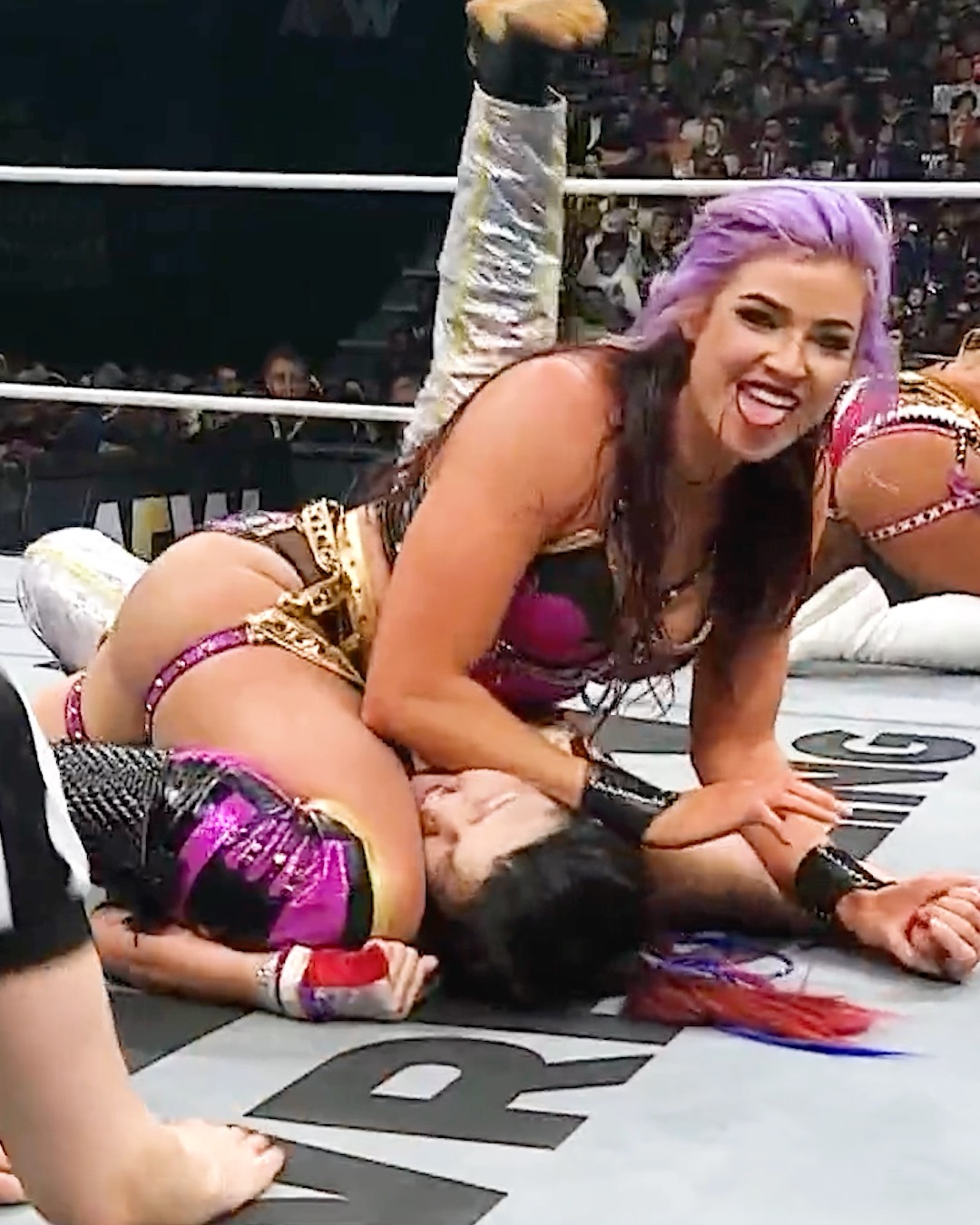 BOW DOWN 🙇 Divine Dominion retain the AEW Women’s World Tag Team Titles! 👑 @Lena_Kross @TheMeganBayne

#AEWDynamite is LIVE on TBS & streaming on HBO Max!