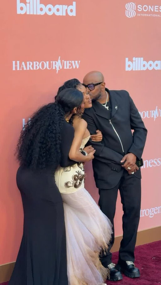 @teyanataylor with her parents at @billboard’s Women in Music event is everything. ❤️‍🔥
video: @deborahyou
