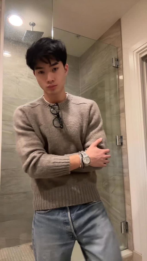 get ready with me to grab dinner w/ friends🍽️

#style #fashion #grwm #mensfashion #ootd 

@emestudios_ @a.novair @33mmofficial @abercrombie @zaraman @levis @elwoodclothing @cosstores @uniqlousa @vague_studios @akimbo