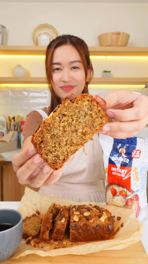 Healthy breakfast that is high in fiber… but make it masarap. 🍌🍫

No-Flour Breakfast Oat Banana Bread Recipe: 
3 ripe bananas
200g natural peanut butter
2 eggs
2 tbsp honey
120g Quaker Oats (1 cup)
1 tsp baking soda
pinch of salt

Toppings
- dark chocolate
- sliced almonds or walnuts

Bake at 180°C for 30–35 minutes.
Cool slightly before slicing. 

#KeepItQuakerFit @quakeroatsph