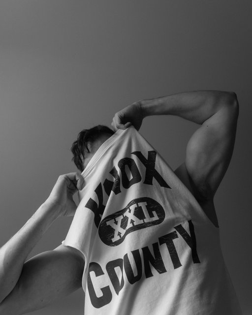 Sleeves? Don’t know ‘em. 

Wearing the Kolby Knox County Muscle Tank from @boathousestores 

#bhpartner #mensfashion #casualoutfits #springstyle #afforɗablefashion