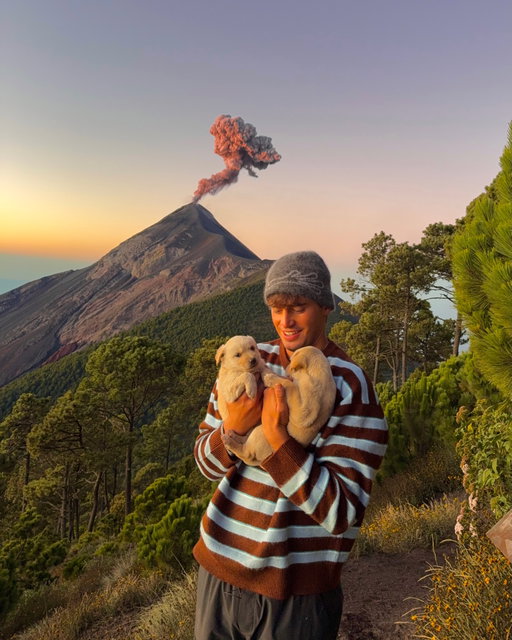 De cuando Júlia y yo subimos un volcán en Guatemala 🇬🇹 🌋

El Volcán de Fuego es uno de los volcanes más activos del mundo. Tuvimos la suerte de dormir frente a él después de más de 10 horas caminando.

Recuerdo esa noche en la que casi no dormimos de la emoción. El volcán rugía y explotaba cada pocos minutos, lanzando lava al cielo y haciendo retumbar nuestra pequeña tienda 

Nunca me olvidaré de ese momento, todos en silencio, mirándolo, sin poder apartar la vista ✨