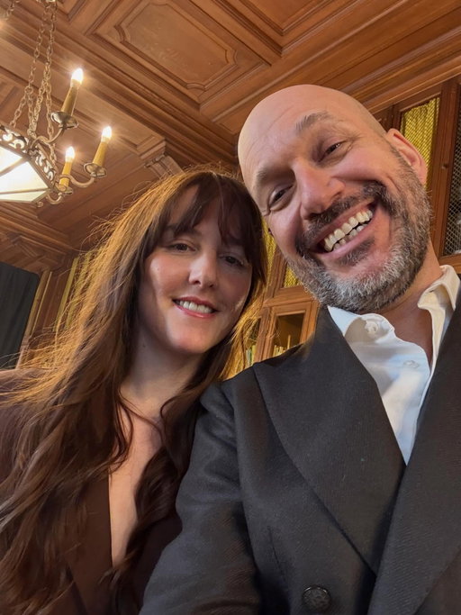 Il reste 1 journée avant la diffusion de Vitrerie Joyal, pour les prochains jours je vais vous raconter une anecdote sur un personnage de la série. Aujourd’hui:
@florencelongpre  Florence qui joue Josée, secrétaire, adjointe de M.Joyal. Florence, Florence…quelle actrice! Elle a construit ce personnage de façon magistral. Solide, ferme, juste, loyale. On sent la grande complicité entre elle et André et c’est beau. Depuis ce tournage je considère Florence dans les rares personnes avec qui je peux avoir des fous rires INCONTRÔLABLES. Ça été un bonheur à chaque scène. 1er mai sur @alloprimevideo