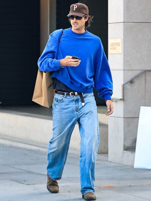 Famous Aussie Jacob Elordi 🤝 Australia's most famous boots. It's a match made in heaven. Get all the details on the actor's Blundstone 585 Chelsea boots at the link in bio. 🥾

Image: Backgrid