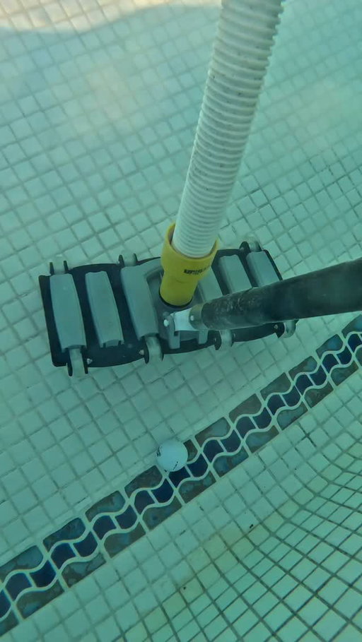 Underwater action 😎 

#thep00lguy #hollayaboy #satisfying #oddlysatisfying