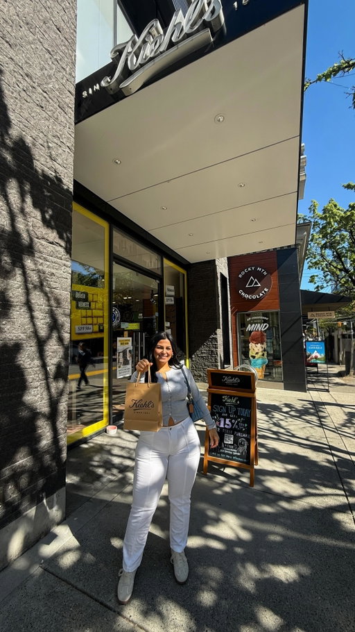 turns out training for a half marathon doesn’t fix your skin… so @kiehlscanada had to step in 🏃‍♀️💅

I went in for their in-store skin consultation using the Derma Reader (aka actual DATA, no guessing) and my results really said: drink more water & go to bed! 🙃

I’m dehydrated + have tired eyes (no surprise), so they built me a fully personalized routine—cleanser, serum, eye cream, and gel moisturizer—to actually target what my skin needs

* obviously grabbed SPF because it’s supposed to be HOT and we’re protecting the skin at all costs ☀️

because running 21km is one thing… but doing it with dry, stressed skin? absolutely not

See you soon @bmovanmarathon 🫡 💙

#runninggirls #dryskin #kiehls #halfmarathonprep #skincareroutine