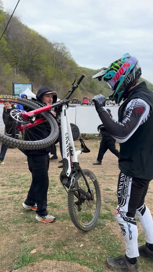 Quick pit stop for @luca_shaw ⏱️

#CanyonBikes #MTB