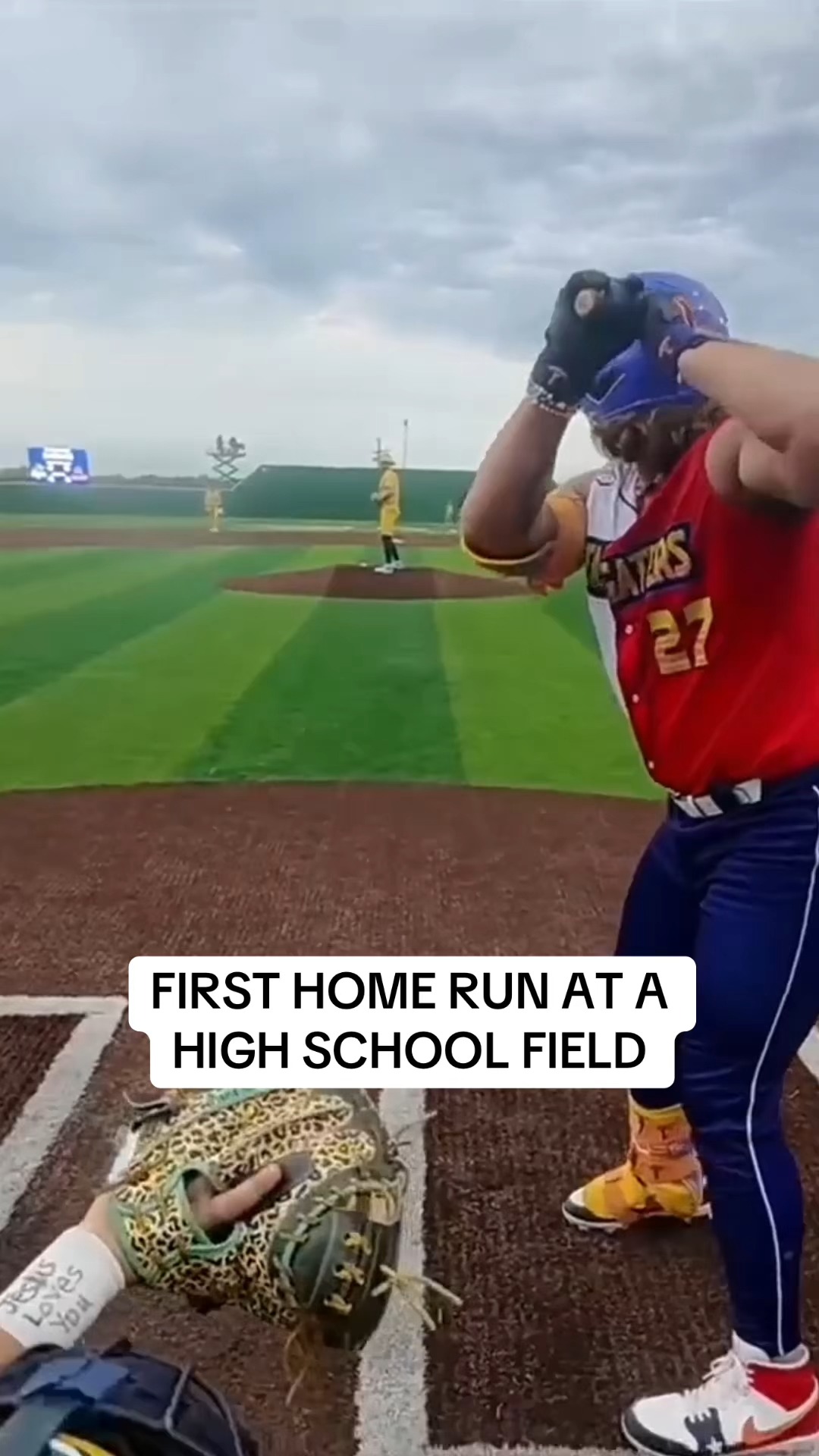 Kyle Martin becomes the FIRST Banana Ball player to homer in a high school stadium (not counting the 22 he hit when he was in high school) 

#bananaball #texastailgaters #savannahbananas #homerun #highschoolbaseball