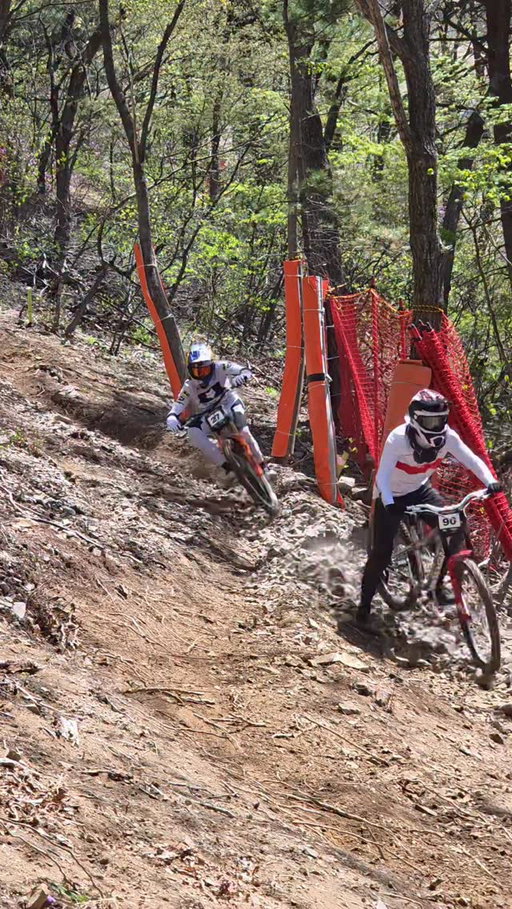 Asa versus Hardtail man 🫣
@asavermette just went and qualified in first place at his first elite World Cup 🤯 It wasn’t without mid run drama as he caught up to a rider mid run. 
@tmou_ogg 🎥