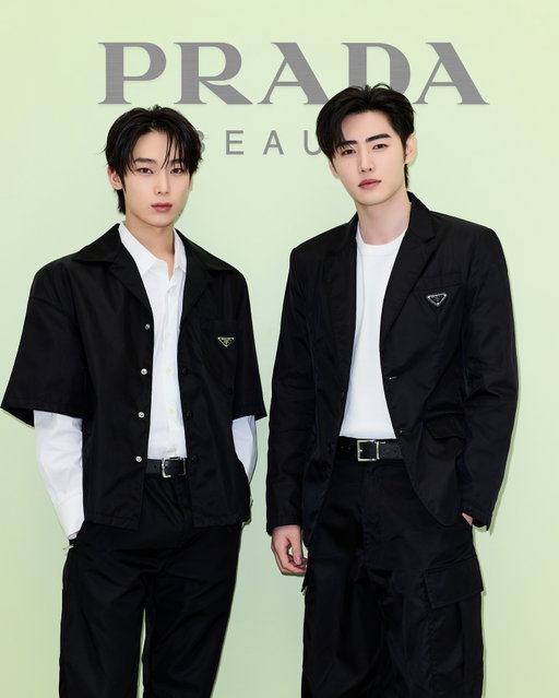 ENHYPEN members SUNGHOON and SUNOO enter the world of Prada Touch at the launch event in Seoul.

#Prada #PradaBeauty #PradaMakeup #PradaPeople #프라다뷰티