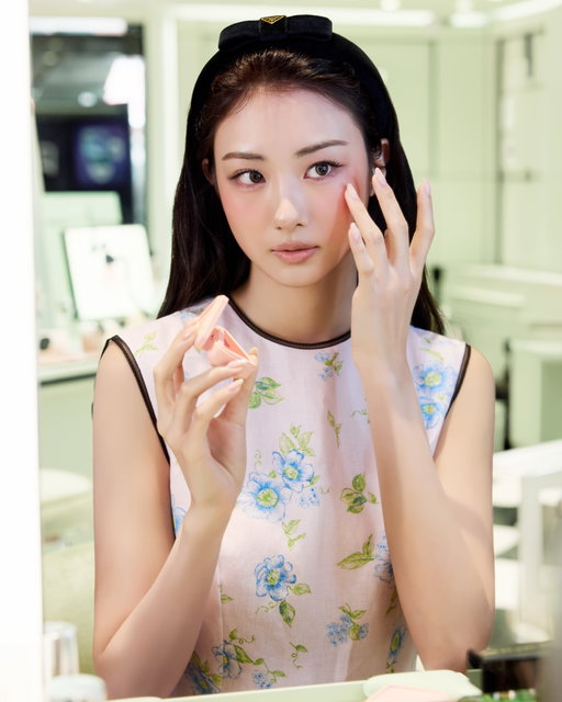 MEOVV member GAWON attends the Prada Beauty boutique in Seoul for a little Prada Touch.

#Prada #PradaBeauty #PradaMakeup #PradaPeople #프라다뷰티