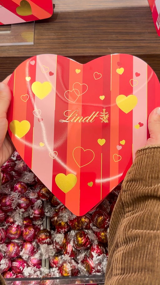 A LINDOR for her, a moment for you 🍫💛 ⁣
⁣
Mother’s Day is almost here! Visit our stores and find the perfect gift 💗⁣
⁣
#Lindt #LINDOR #MothersDay #ChocolateLove #ChocolateGifting #MothersDayGift #ChocolateIndulgence #SweetConnections