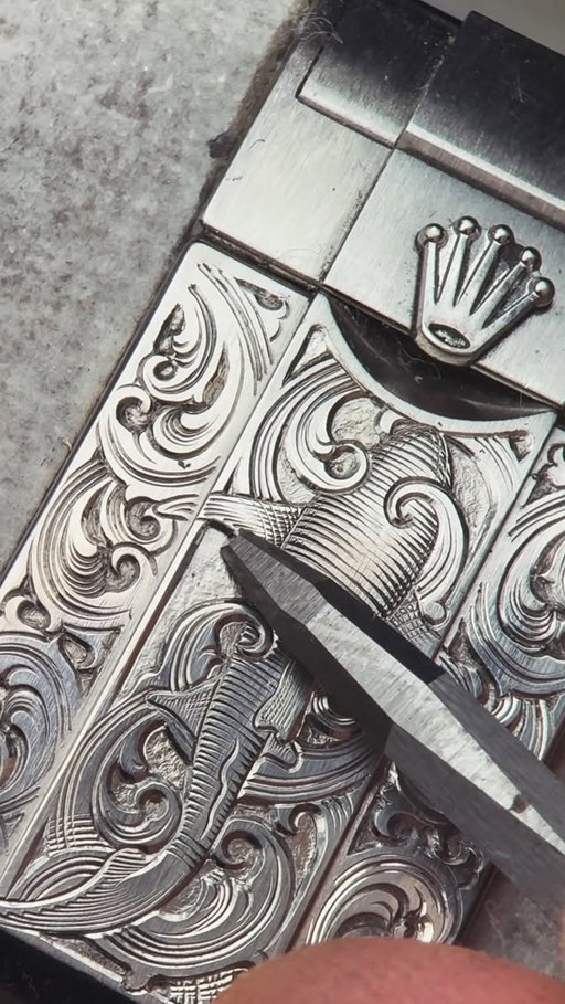 With “The Bahamas” project now officially complete, here is a closer look at how the shark on the Rolex clasp was engraved. 

#rolexwatch #handengraved #artcollection #engravedwatch #watches