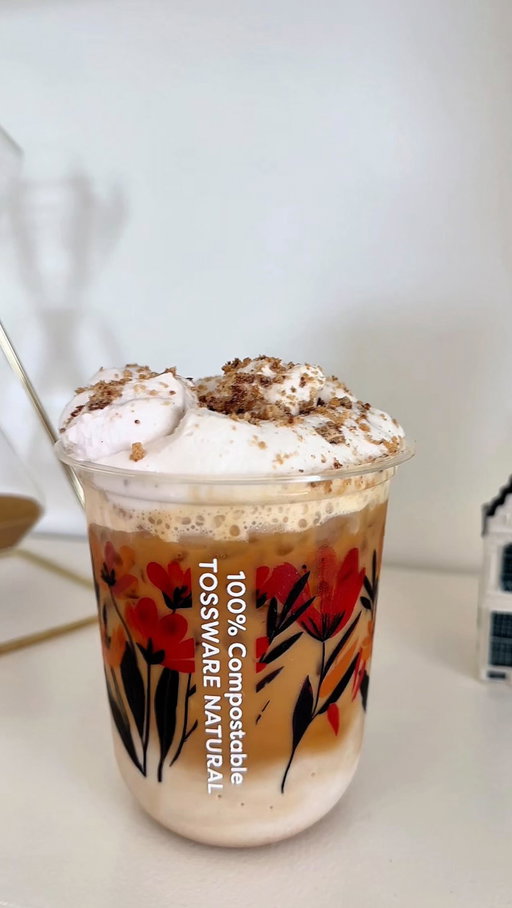 cookie dough iced latte with chocolate chip cookie whipped cold foam🍪☕️ has been my go to for brunch hosting lately and there’s  something about a cute cup just makes it taste better… these floral tossware cups are made from plant-based materials, 100% compostable, and perfect for easy spring hosting @tossware 

#icedlatte #cookiedough #coffee #espresso #breville