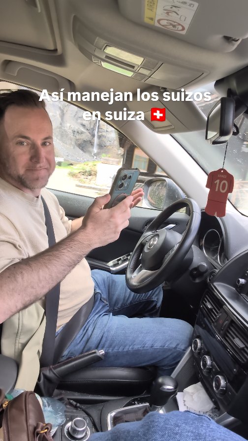 Muy modernos o ¿tu que crees?

En Suiza existen trenes diseñados específicamente para transportar autos 🚗🚆, y son bastante utilizados. Se conocen como “Autoverlad” (en alemán).

🚆 ¿Cómo funcionan?
Son trenes en los que conduces tu propio carro directamente dentro del vagón, te quedas dentro o sales durante el trayecto, y el tren te lleva al otro lado de una montaña o túnel.