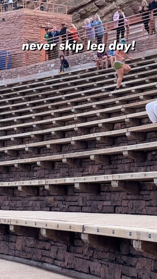 Who runs backwards down THAT? Him. 🤯🔥@shellzy21
#PeopleAreAwesome #Parkour
