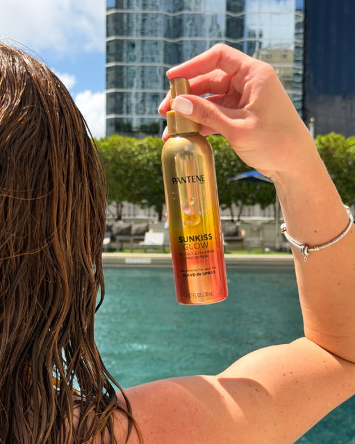 just shake & spray on damp or dry hair prior to sun exposure! 

effective on all hair types, your DAILY DAMAGE SHIELD for:
☀️ UVA & UVB Protection*
💁‍♀️ Reduces Color Fading
🏝️ Combats Salt & Chlorine
🧖‍♀️ Smooths & Detangles

#Pantene #SunkissGlow #SummerHair #LeaveInSpray
*to reduce color fading