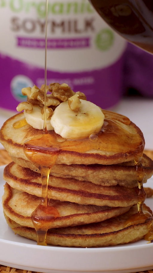 These protein-packed banana oat pancakes are a plant-based way to fuel your morning! 🥞

Get the recipe with the link in @foodnetwork’s bio.