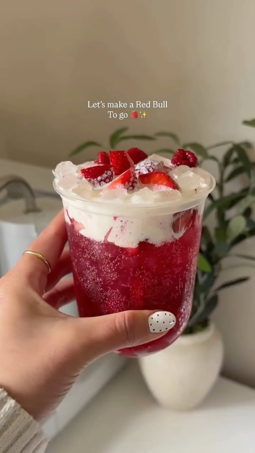 Wild berries Red Bull with my favorite berries 🍓🫐 finished with a splash of cream… you NEED this in your life ✨

#redbull #dirtysoda #dirtyredbull #wildberries