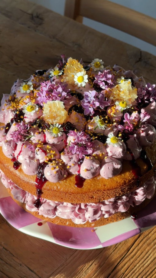 The cake recipe you’ve been asking for!

This is my chamomile coconut yogurt cake with a blueberry compote, salted vanilla whipped cream and a blueberry Swiss meringue!

I loved using natural ingredients to decorate this one.. chamomile flowers, honey comb, blueberry compote and bee pollen 🐝 

Recipe on my Substack!

#cakerecipe #cakedesign #cakestagram #blueberrycake #spongecake