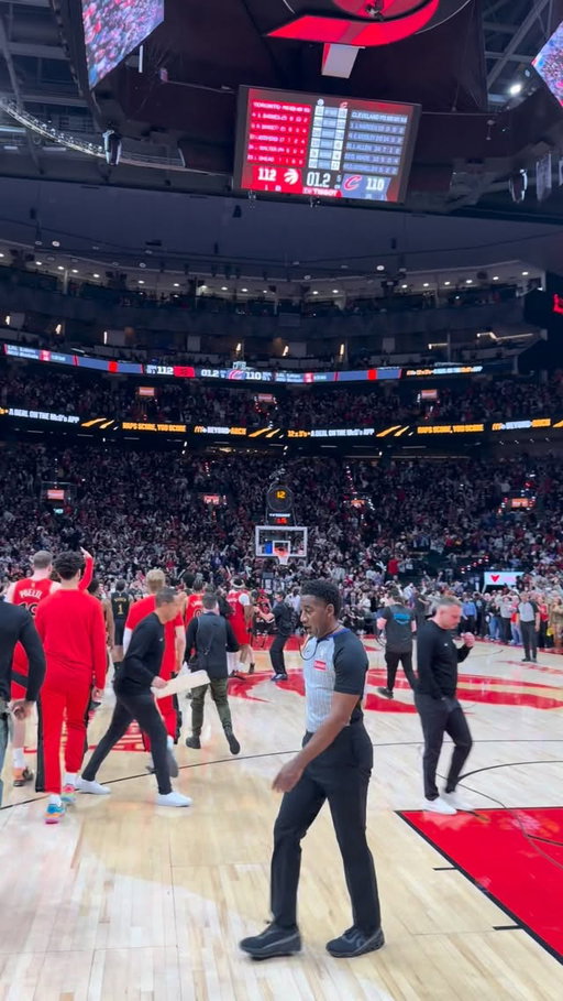 GAME 7 BABYYYY

#raptors #rjbarrett #gamewinner #nba #cavs