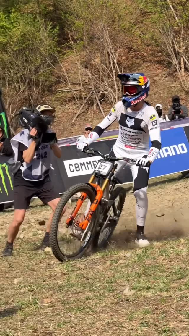 ASA HAS JUST WON. 
 
First elite World Cup. First elite win. 2 in 1. What just happened. 

#wd40bike