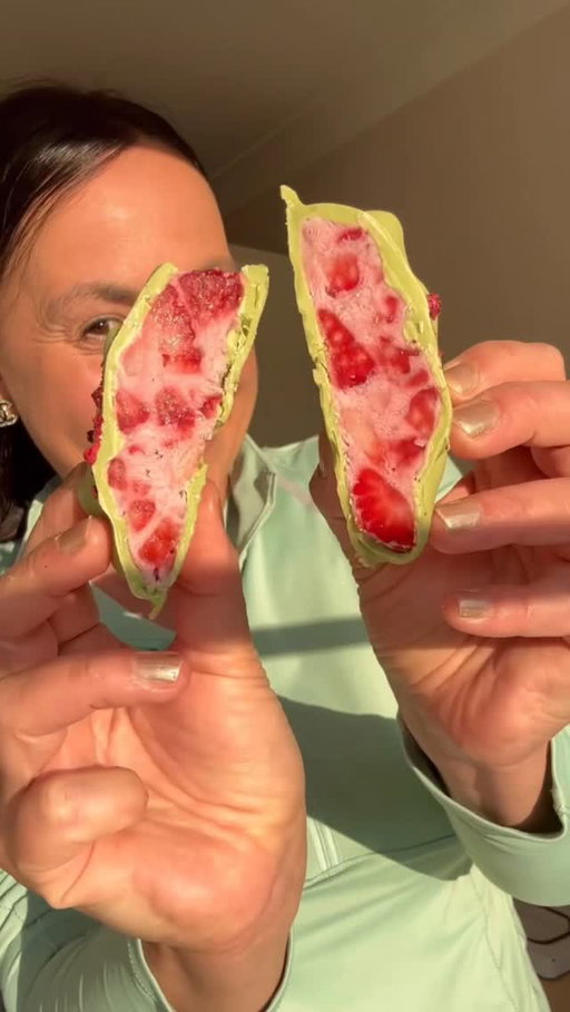 My favourite frozen yoghurt bites combo- strawberries and matcha 🍵 

To make the same strawberry clusters mix together:
160g Coconut Yogurt strawberry flavour 
80g  Coconut Yogurt in vanilla
200g fresh strawberries cut into small pieces 
2 tablespoons maple syrup 

On a baking paper add 2 tablespoons of the mixture to form clusters.
Place in the freezer for 2 hours 

Dip each frozen cluster in melted white chocolate mixed with 1 tablespoons of green matcha powder and sprinkle strawberry powder on top and return to the freezer for 30 minutes.

Store in the freezer. 

Enjoy 🍓
.
.
.
#matcha #strawberry #frozenyogurt #dairyfree #strawberry