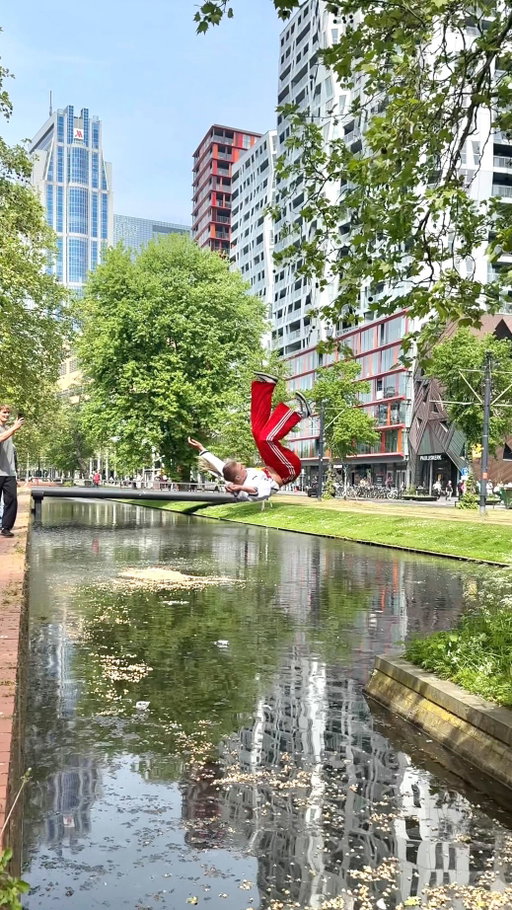 First time flipping the iconic Westersingel 🤪 
.
.
.
#redbull #adidas #flip #waterchallenge #rotterdam
