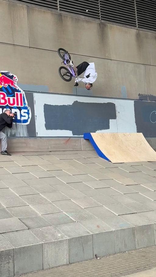 Kriss Kyle wallride flair at the Red Bull sessions jam in Glasgow right now
@krisskyle @redbulluk @digbmx 
#bsdfreedom #bsdforever #bmx