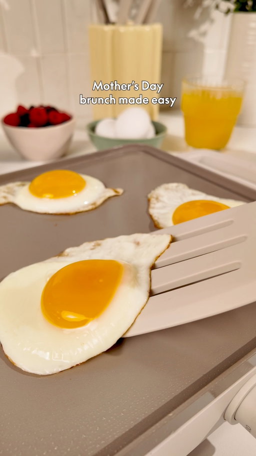 no stuck eggs, hallelujah 🩷 
no soaking pans, hallelujah 🩷
breakfast for Mom, hallelujah 🩷

link in bio to shop our Fold & Store Griddle!